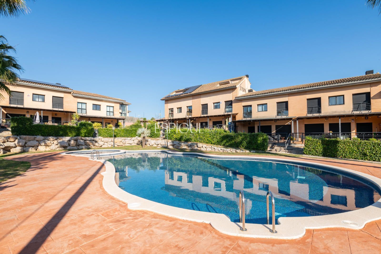 Exterior view of Single-family semi-detached for sale in Sant Esteve Sesrovires  with Air Conditioner, Heating and Private garden