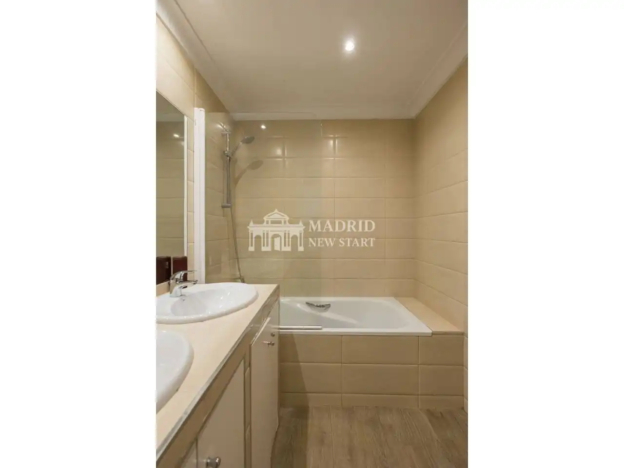 Badezimmer von Wohnung zum Verkauf in Madrid mit Klimaanlage und Heizung