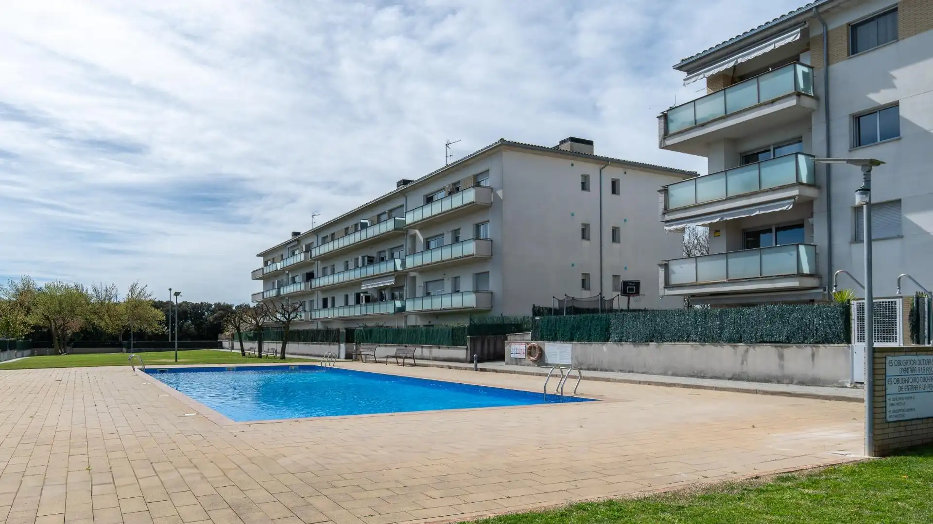 Swimming pool of Planta baja for sale in Girona Capital  with Air Conditioner, Private garden and Parquet flooring