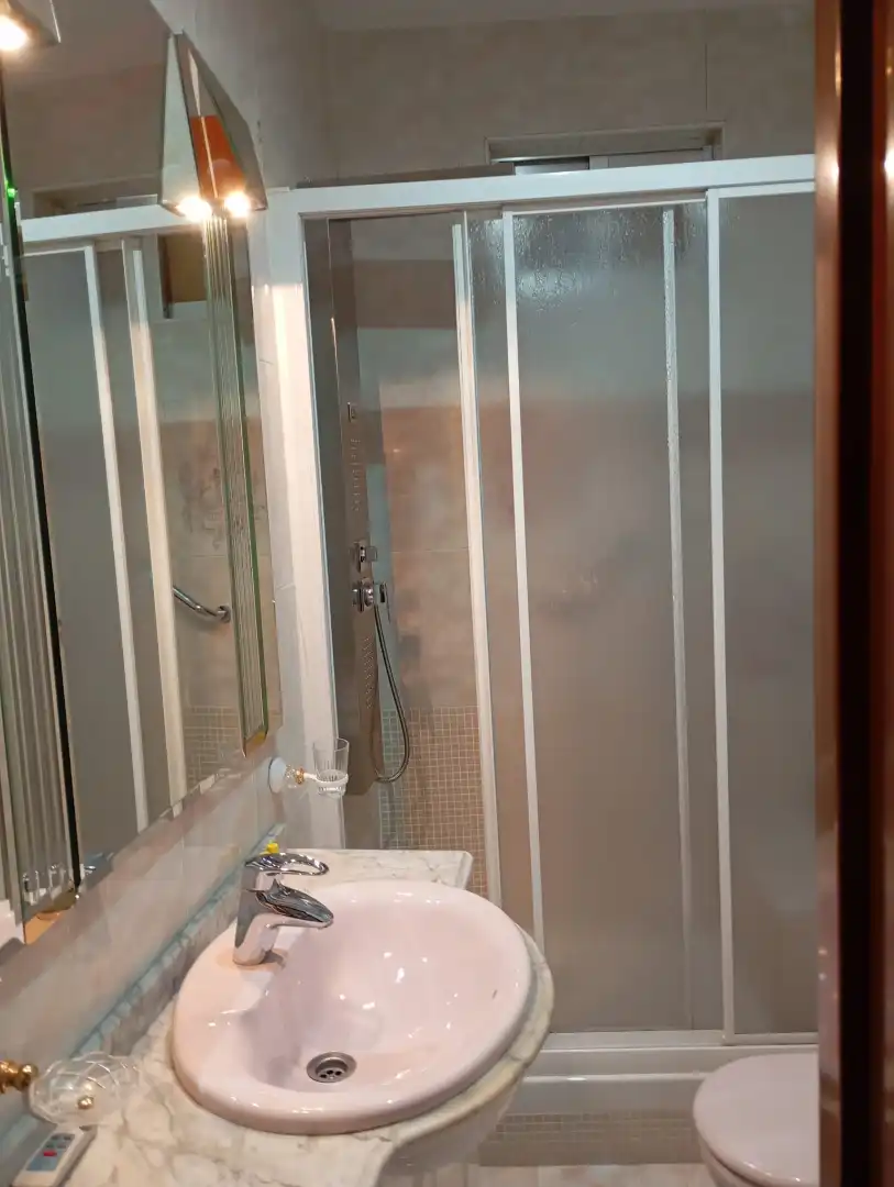 Bathroom of Flat for rent in Madrid  with Air Conditioner, Heating and Terrace