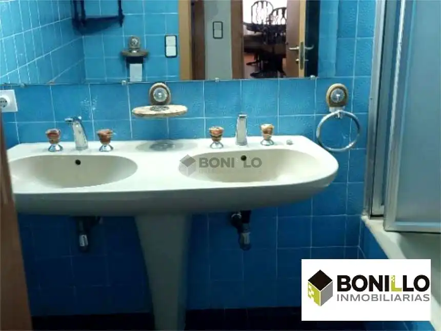 Badezimmer von Wohnung zur Miete in Teruel mit Heizung, Terrasse und Abstellraum