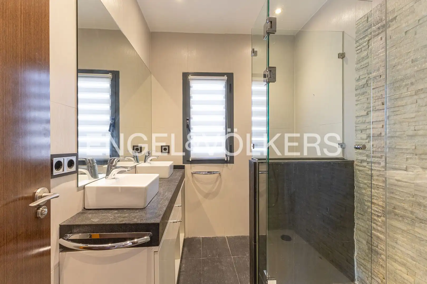 Bathroom of Flat for rent in Madrid  with Air Conditioner, Heating and Parquet flooring