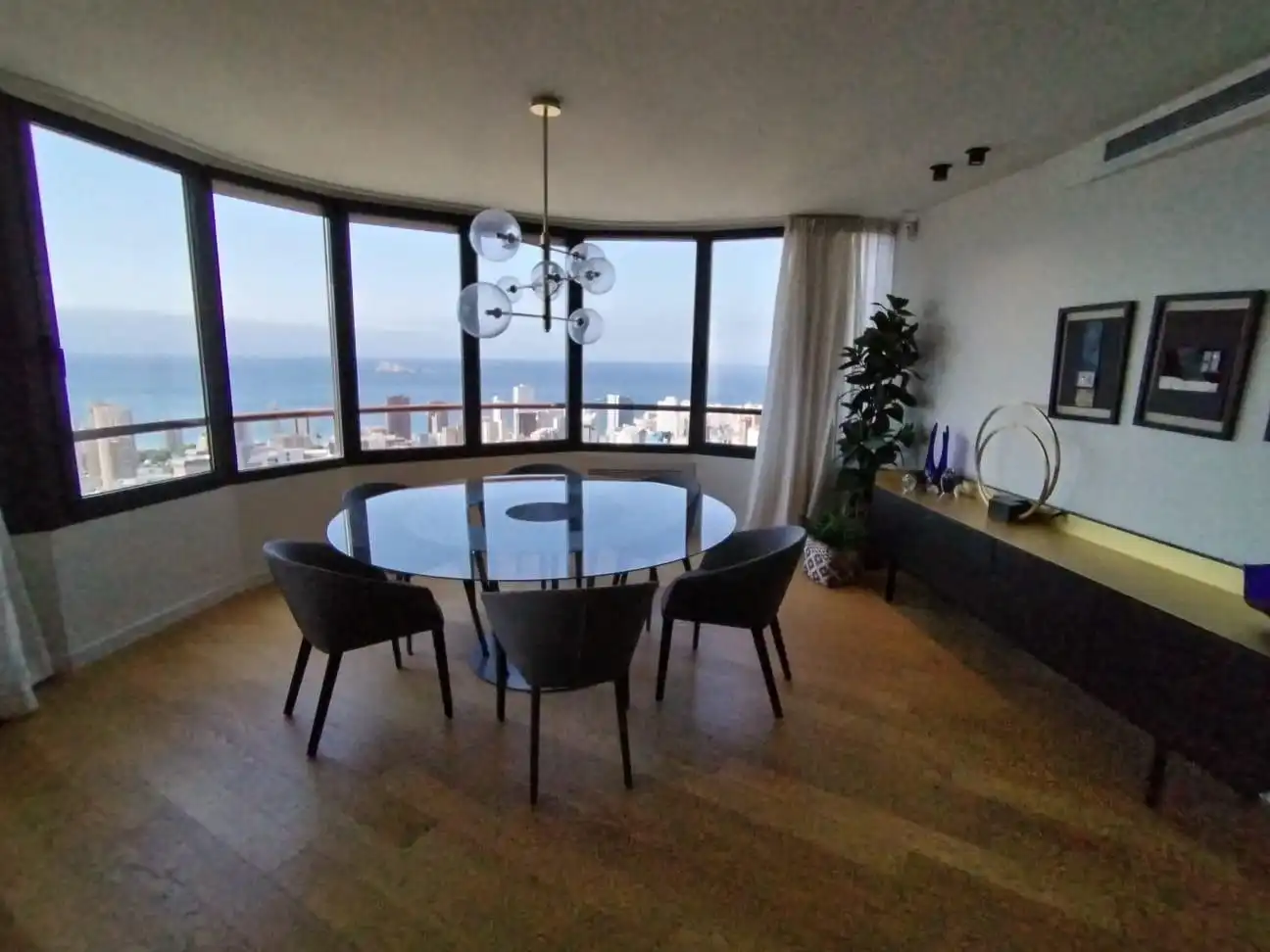 Menjador de Pis en venda en Benidorm amb Aire condicionat, Moblat i Piscina comunitària