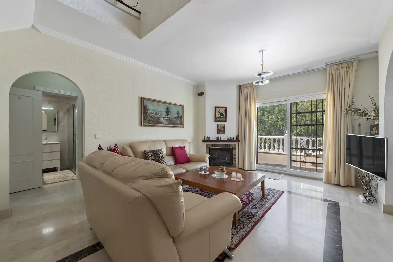 Sala de estar de Casa adosada en venta en Mijas con Aire acondicionado, Jardín privado y Terraza