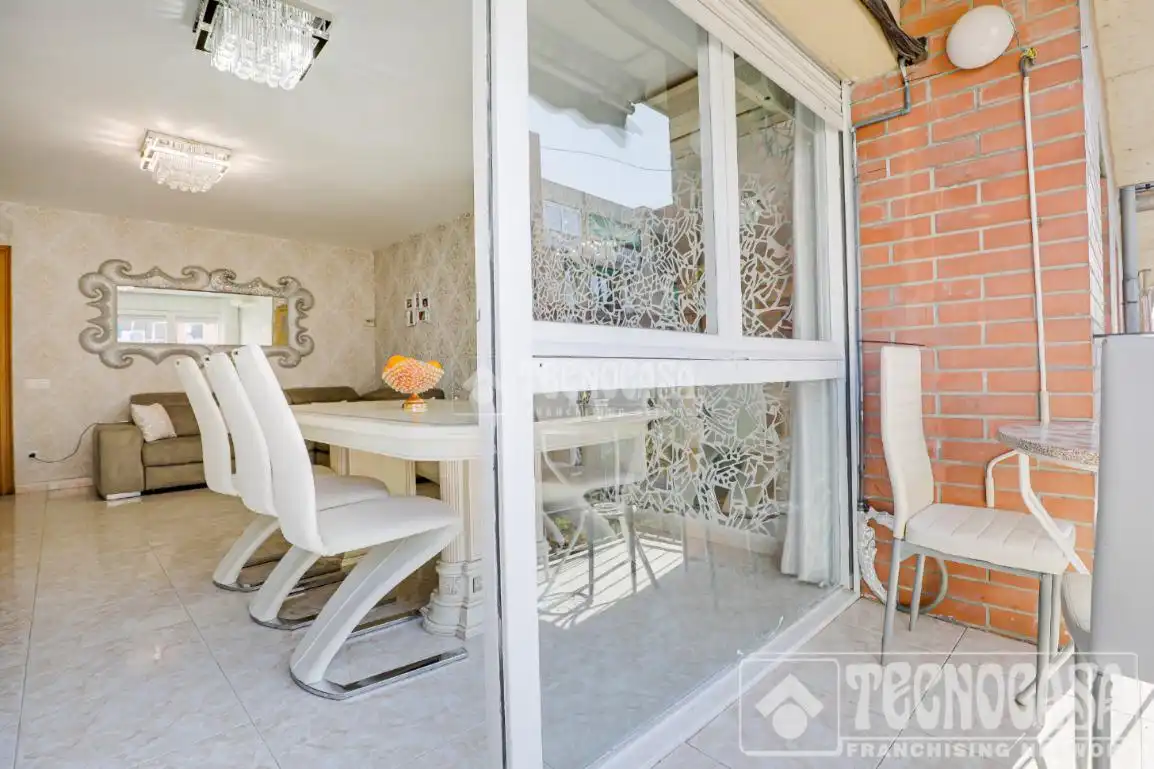 Comedor de Piso en venta en Barcelona con Balcón