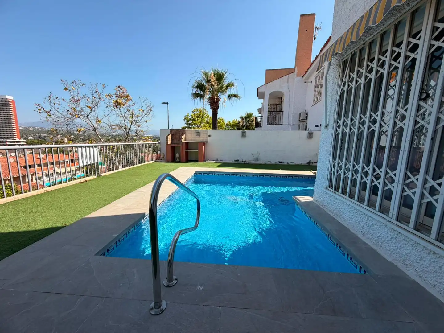 Piscina de Casa adosada en venta en Benidorm con Aire acondicionado, Calefacción y Jardín privado
