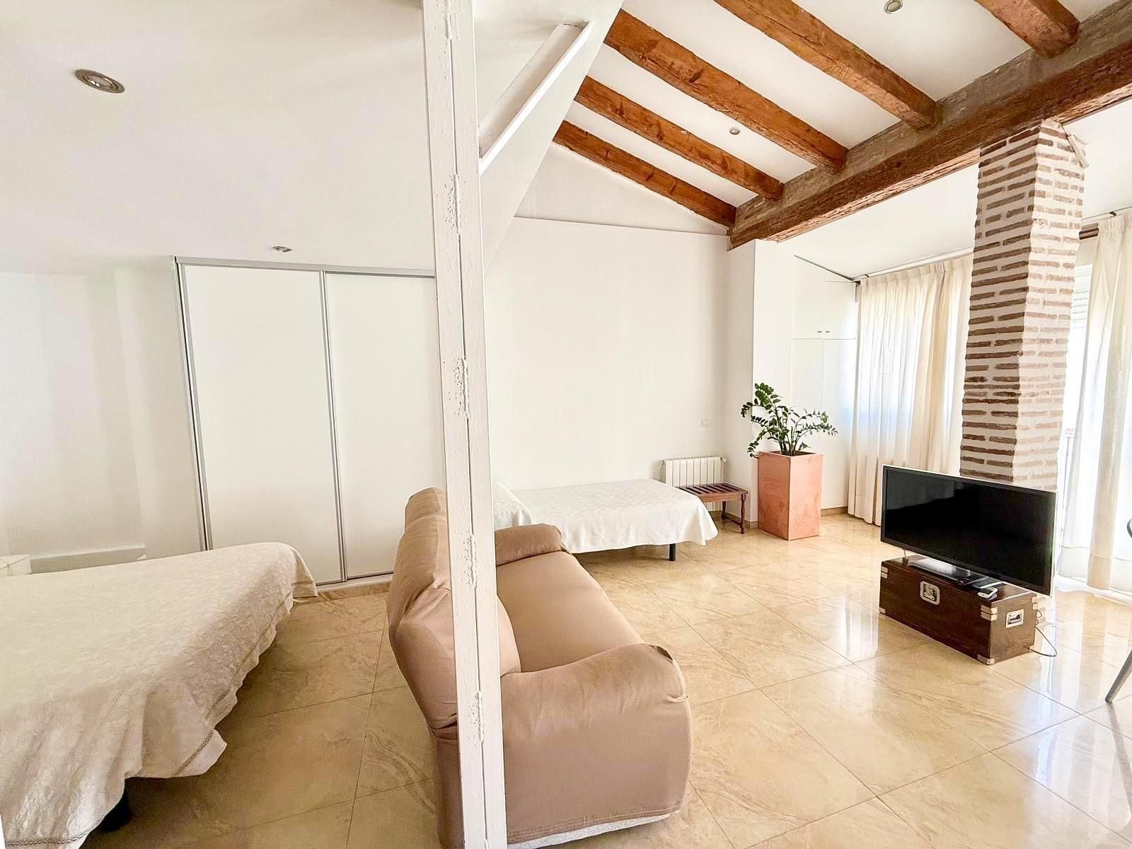 Sala de estar de Piso de alquiler en  Valencia Capital con Aire acondicionado, Calefacción y Balcón