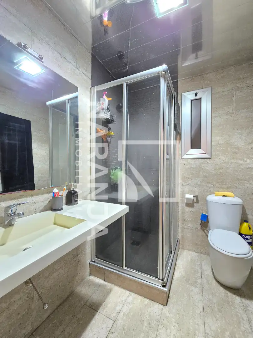 Badezimmer von Wohnung zum Verkauf in Santa Coloma de Gramenet mit Klimaanlage und Möbliert