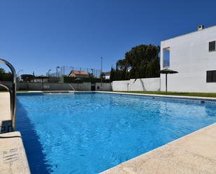 Piscina de Casa adosada en venda en Chiclana de la Frontera amb Calefacció, Jardí privat i Terrassa