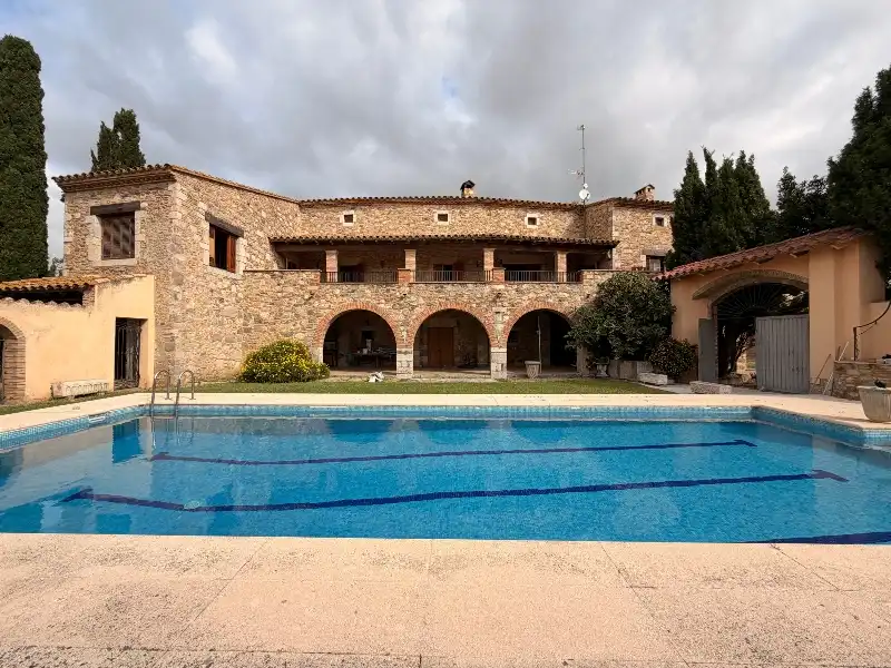 Casa con terraza en venta en Carrer de Figueres, imagen 3