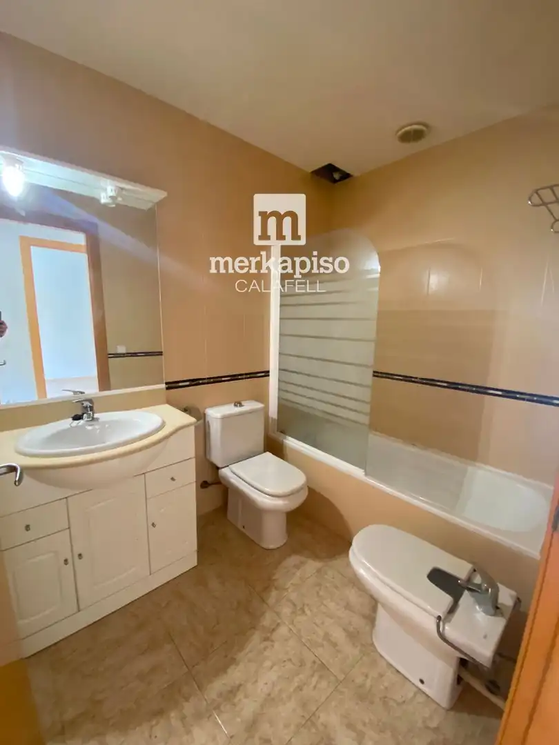 Badezimmer von Einfamilien-Reihenhaus zum Verkauf in Calafell mit Heizung