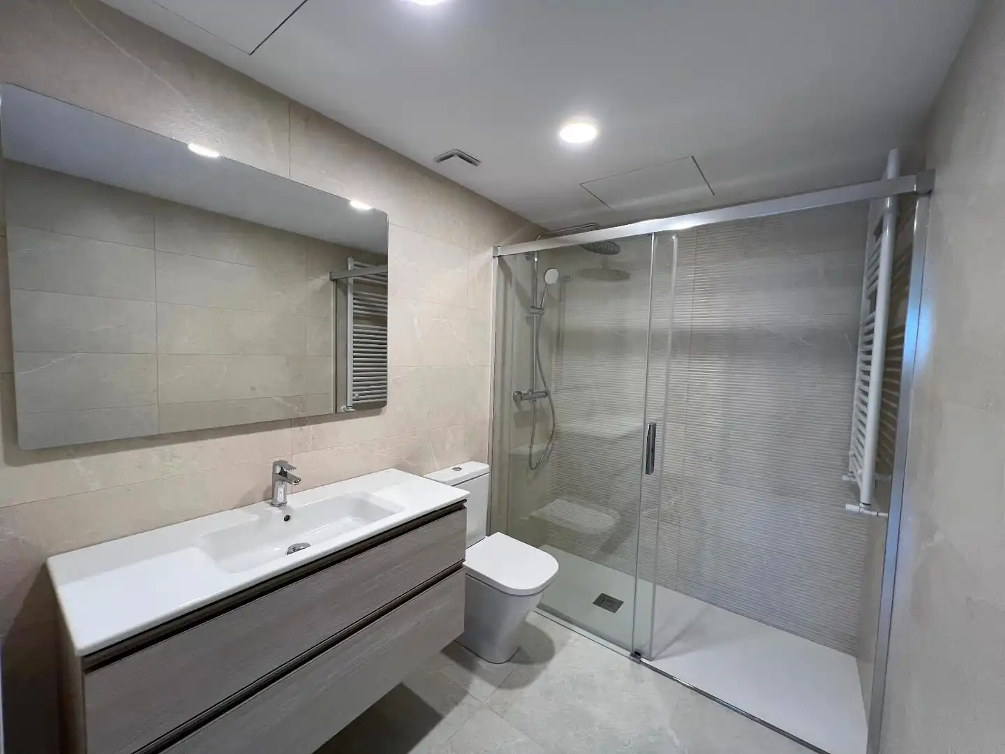 Bathroom of Attic for rent in Girona  with Air Conditioner, Terrace and Storage room