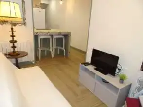 Sala d'estar de Estudi de lloguer en Gijón  amb Calefacció, Parquet i Moblat