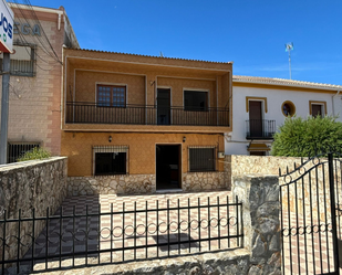 Vista exterior de Casa adosada en venda en Cuevas del Becerro amb Terrassa i Balcó