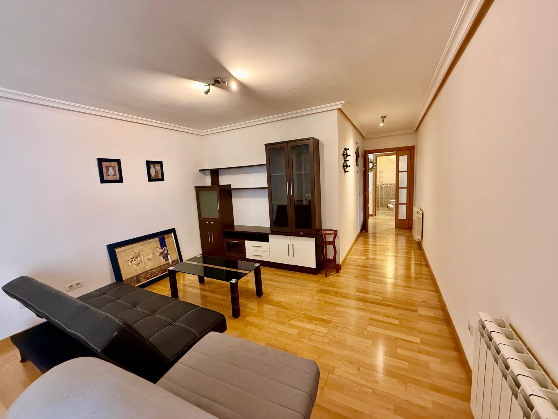 Sala d'estar de Pis en venda en Valencia de Don Juan amb Calefacció