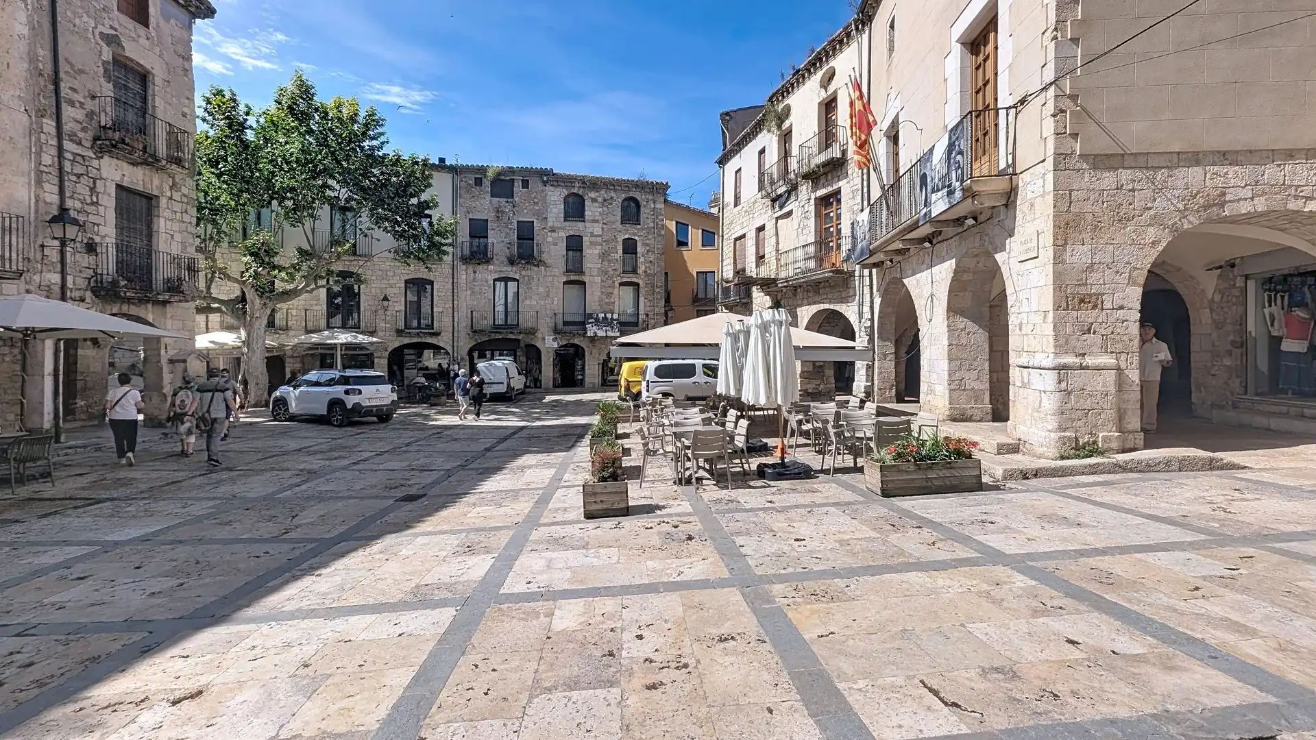 Vista exterior de Casa adosada en venda en Besalú amb Terrassa i Balcó