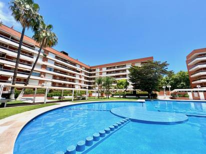 Piscina de Apartament en venda en Salou amb Aire condicionat, Calefacció i Jardí privat