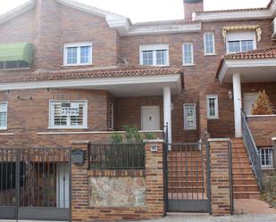 Vista exterior de Casa adosada en venda en Villanueva de la Cañada amb Terrassa