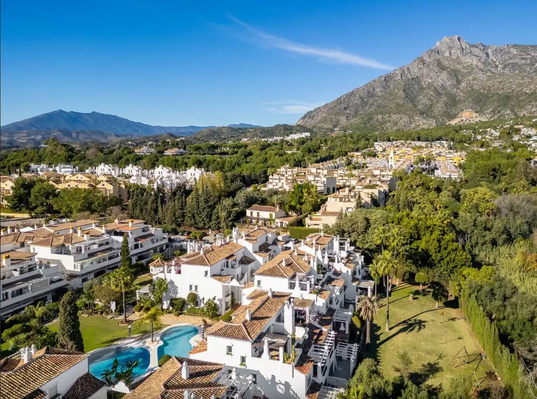 Vista exterior de Dúplex en venda en Marbella amb Aire condicionat, Calefacció i Jardí privat