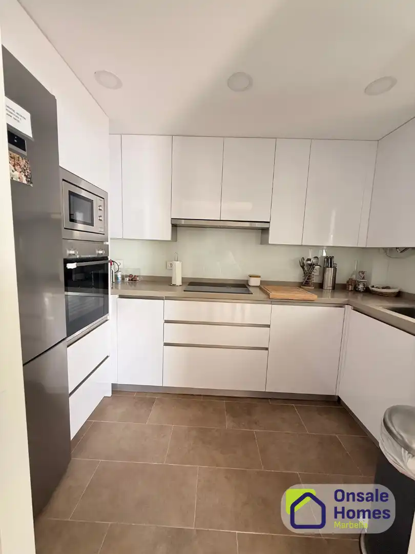 Cocina de Casa adosada de alquiler con opción a compra en Marbella con Terraza, Amueblado y Piscina comunitaria
