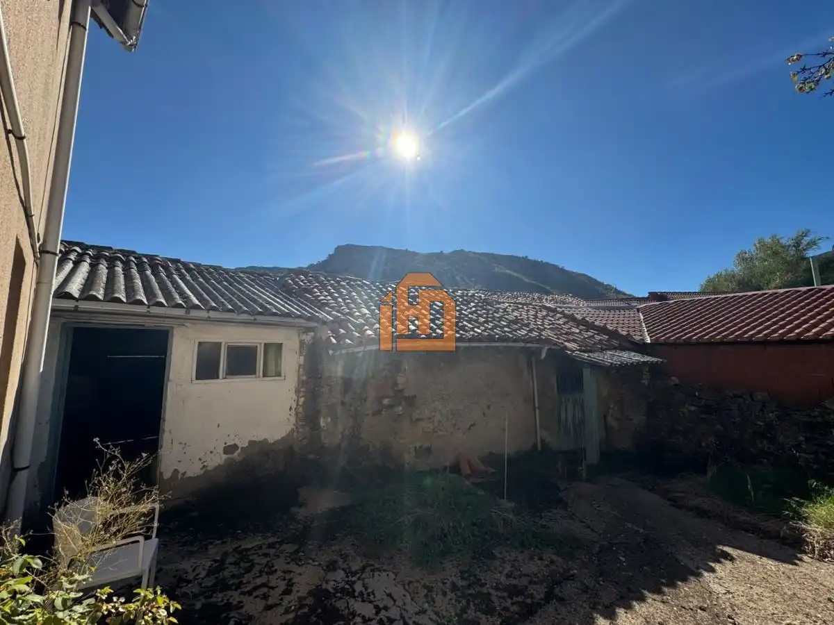 Vista exterior de Casa o chalet en venta en La Pola de Gordón , León
