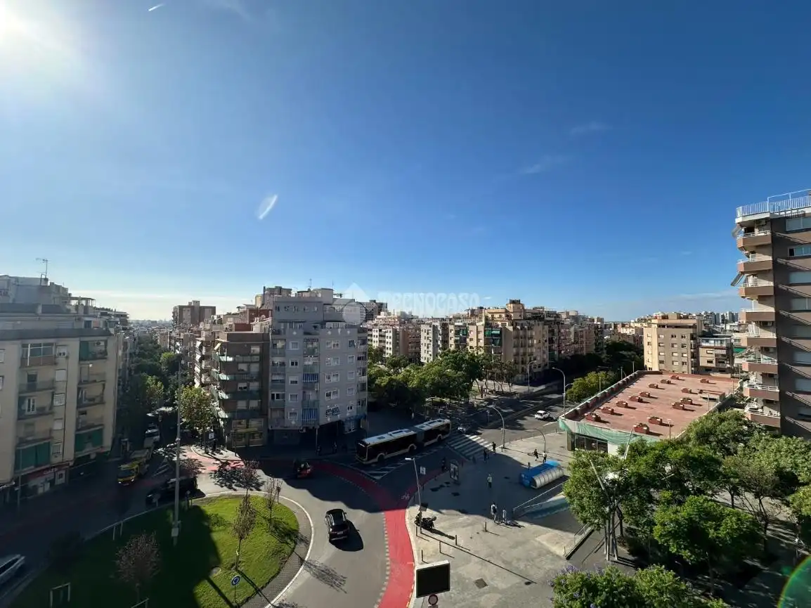 Vista exterior de Piso en venta en L'Hospitalet de Llobregat con Aire acondicionado, Terraza y Amueblado