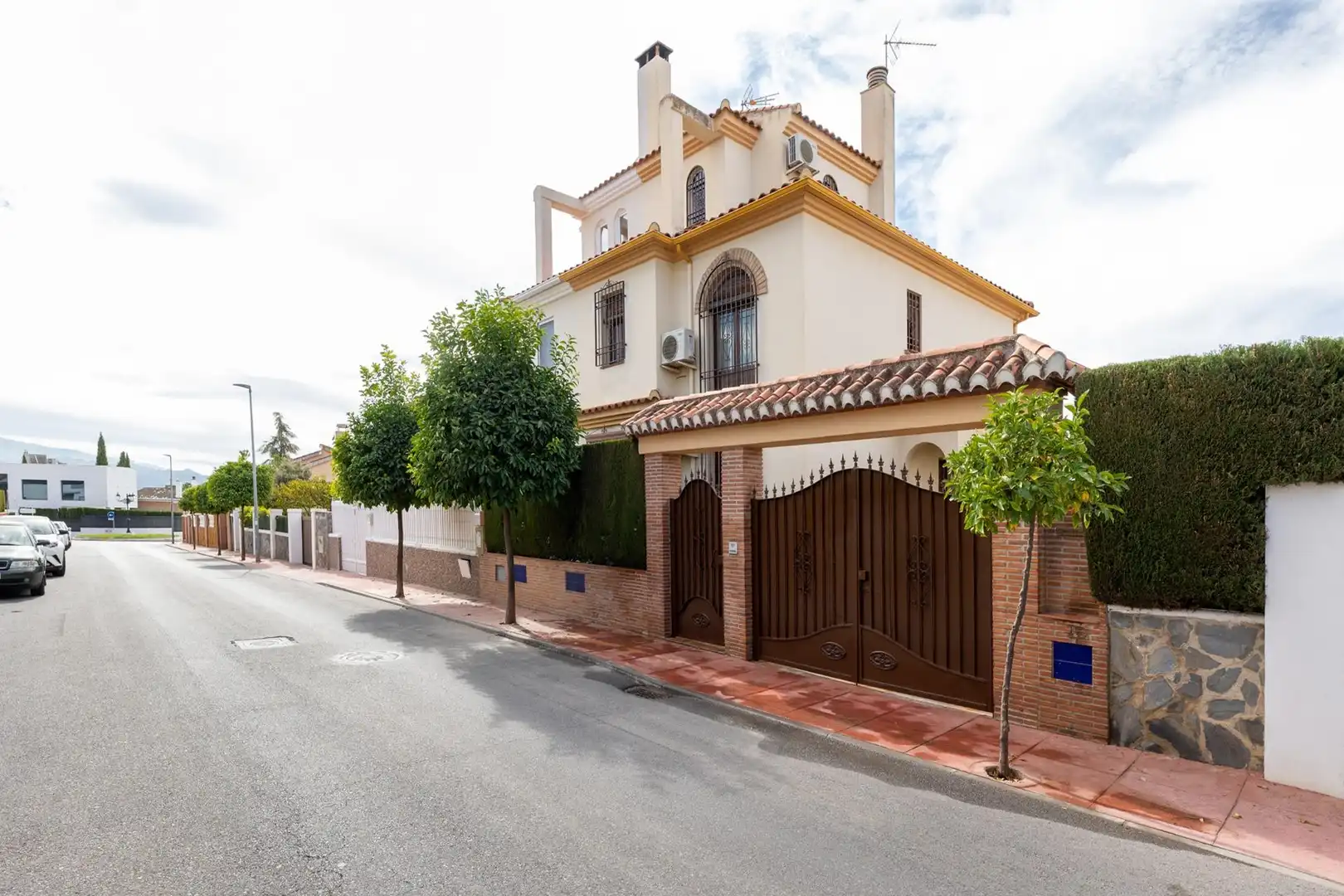 Vista exterior de Casa adosada en venda en Peligros amb Aire condicionat, Jardí privat i Terrassa