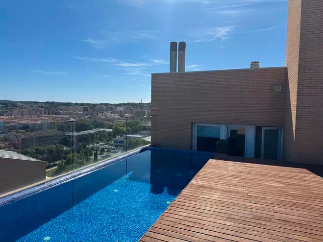 Piscina de Pis en venda en Girona Capital amb Aire condicionat, Calefacció i Parquet