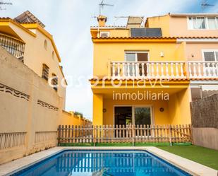 Vista exterior de Casa adosada en venda en Castellón de la Plana / Castelló de la Plana amb Aire condicionat, Terrassa i Piscina