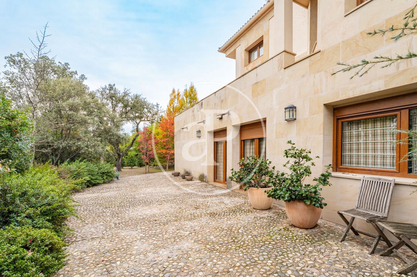 Vista exterior de Casa o xalet en venda en Las Rozas de Madrid amb Aire condicionat, Calefacció i Jardí privat