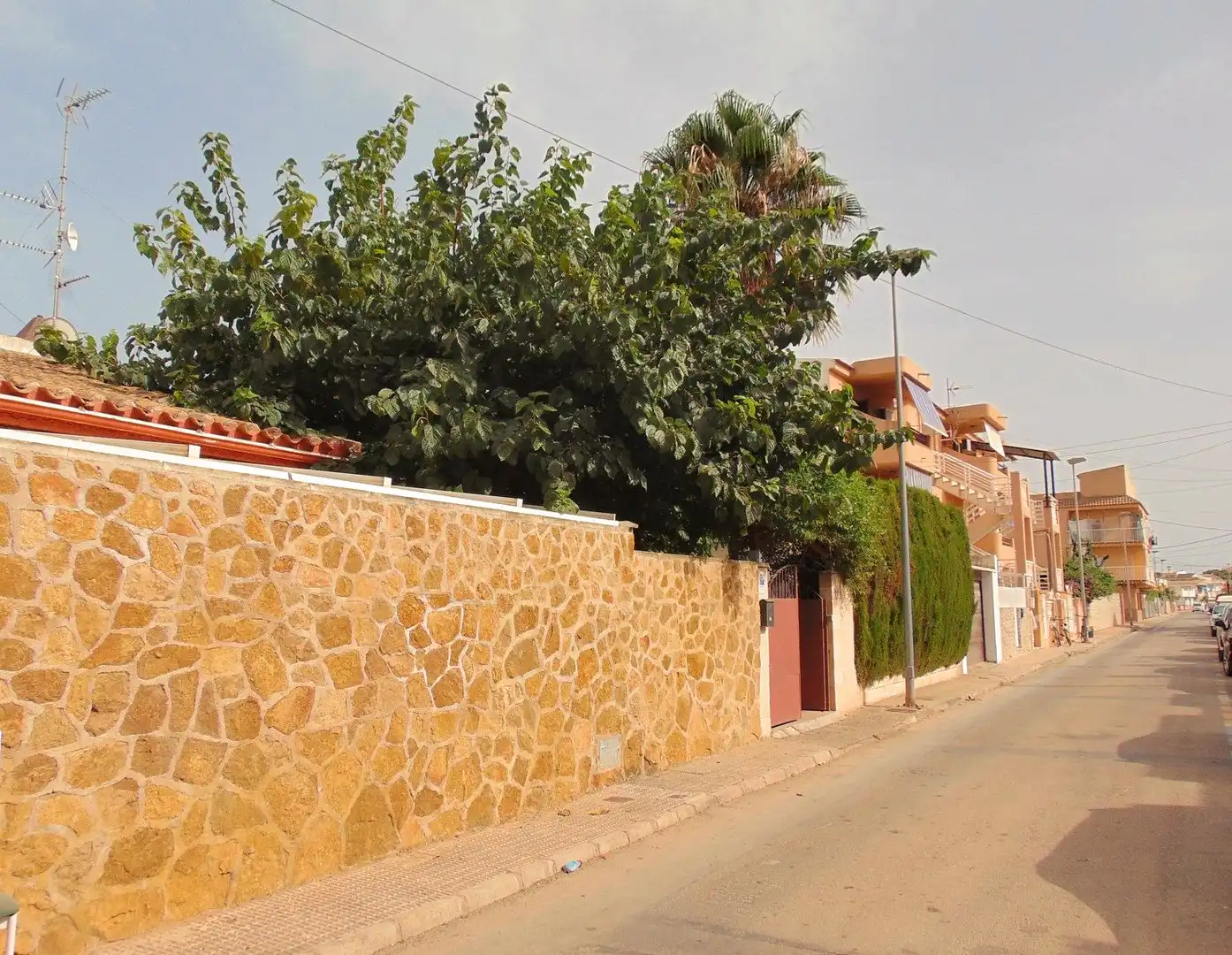 Vista exterior de Casa adosada en venda en San Pedro del Pinatar amb Aire condicionat, Calefacció i Jardí privat