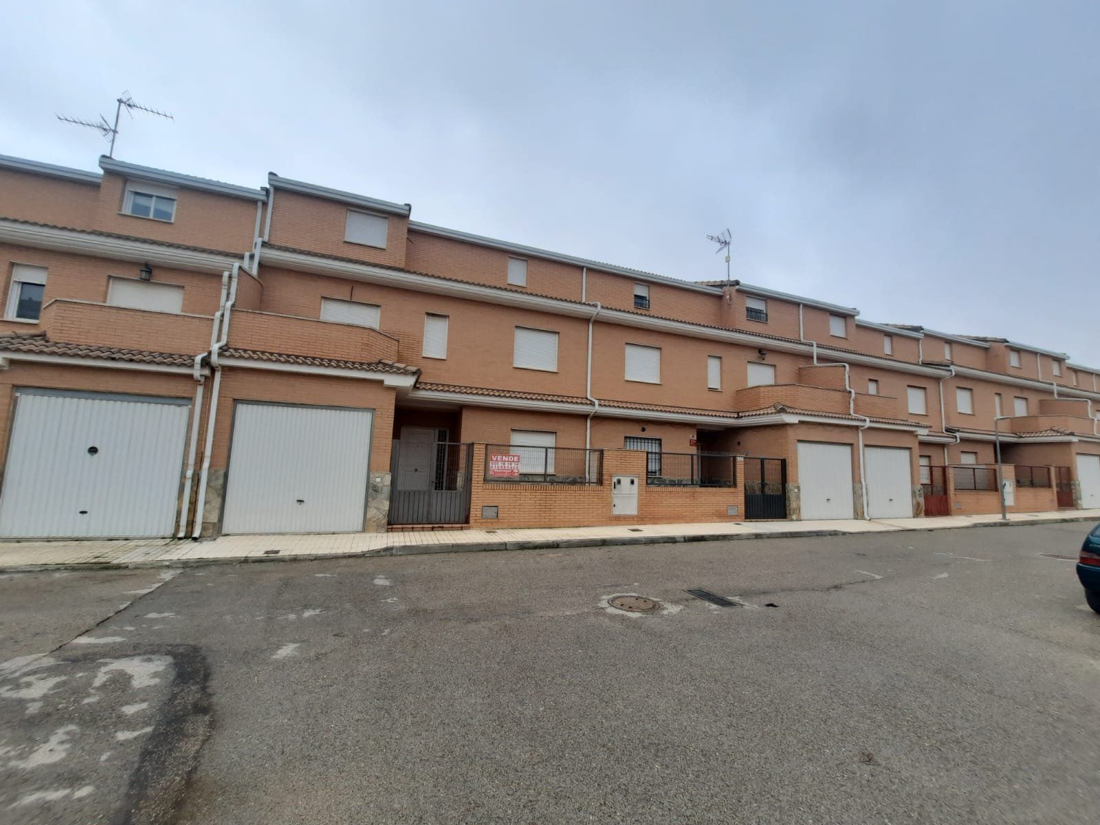 Vista exterior de Casa adosada en venda en Lillo amb Calefacció i Moblat