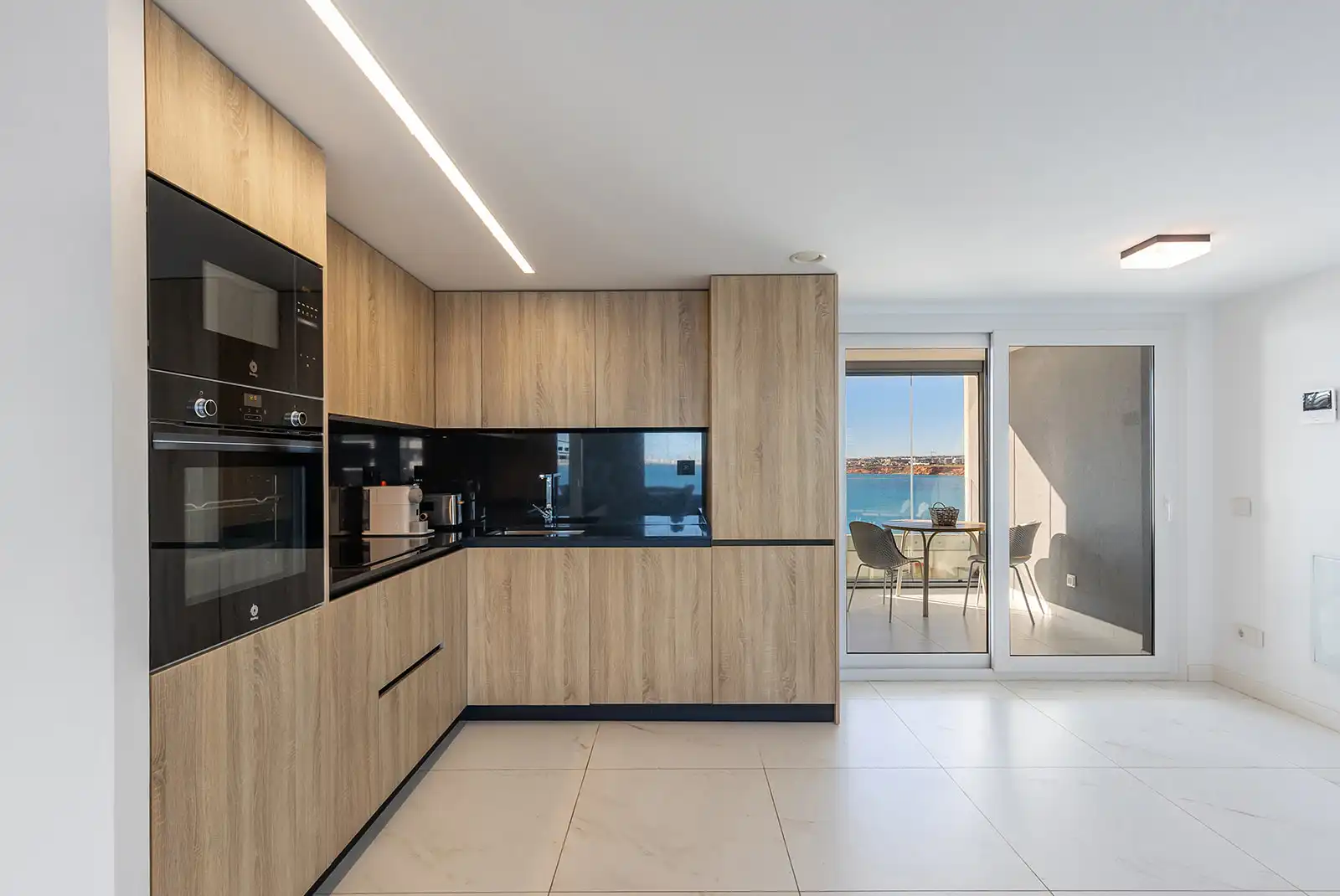 Cuina de Apartament en venda en Torrevieja amb Terrassa, Traster i Moblat