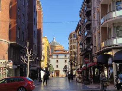 Vista exterior de Pis en venda en Oviedo  amb Parquet