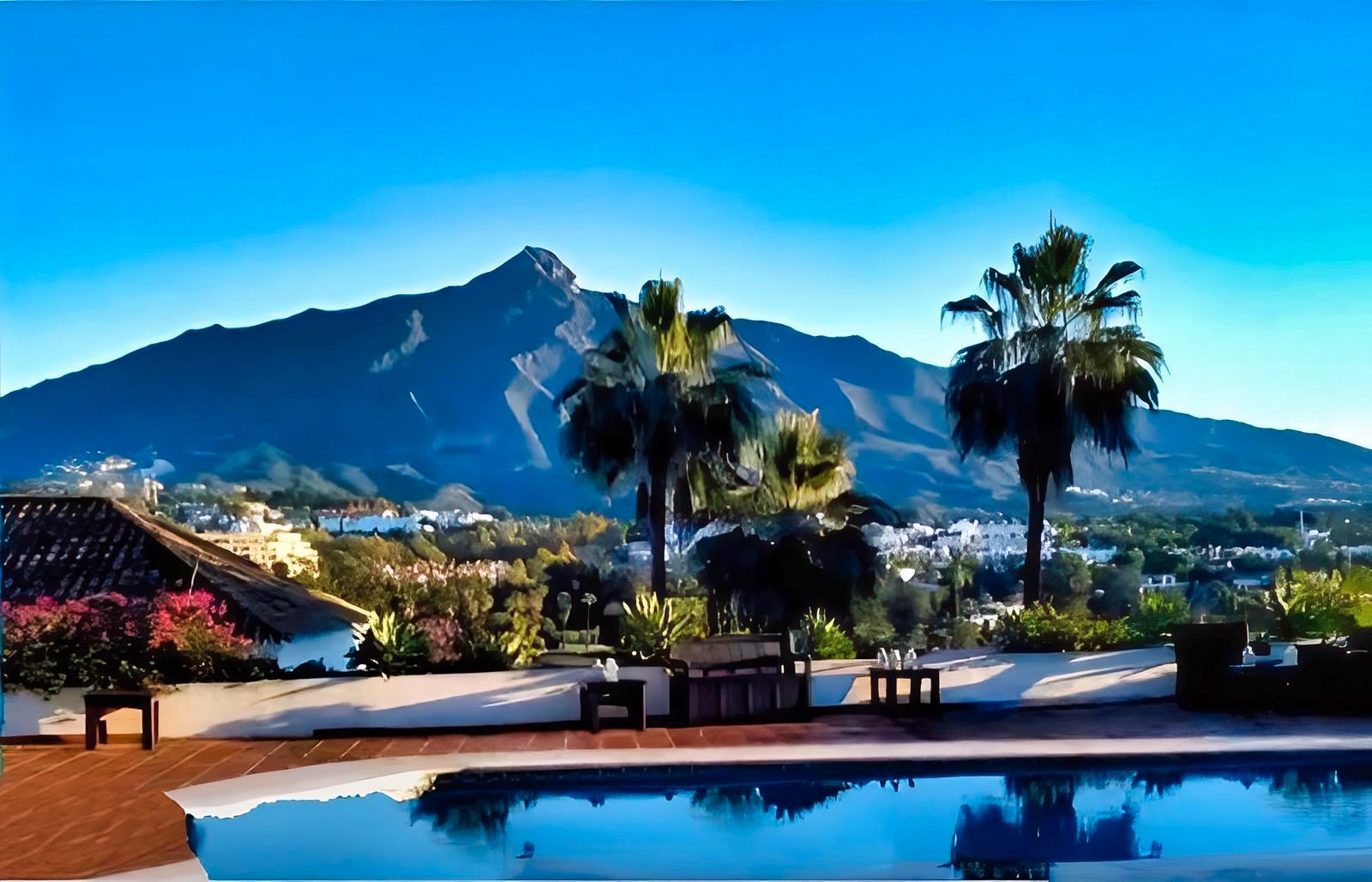 Vista exterior de Casa o xalet en venda en Marbella amb Aire condicionat, Jardí privat i Terrassa