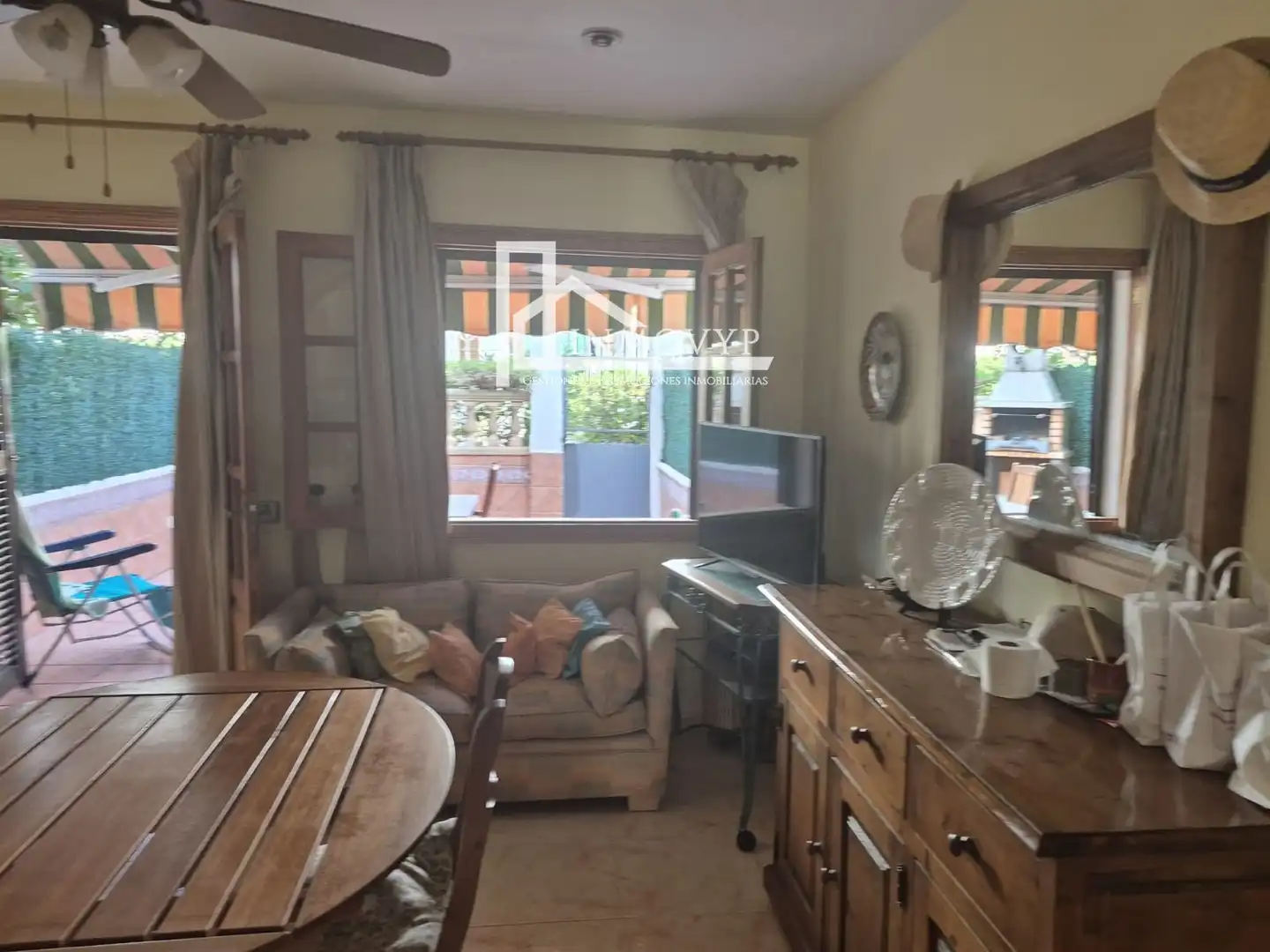 Wohnzimmer von Einfamilien-Reihenhaus zum Verkauf in Calvià mit Klimaanlage, Terrasse und Schwimmbad