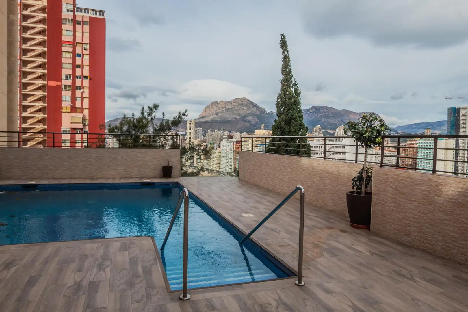 Piscina de Apartament en venda en Benidorm amb Terrassa, Traster i Piscina comunitària