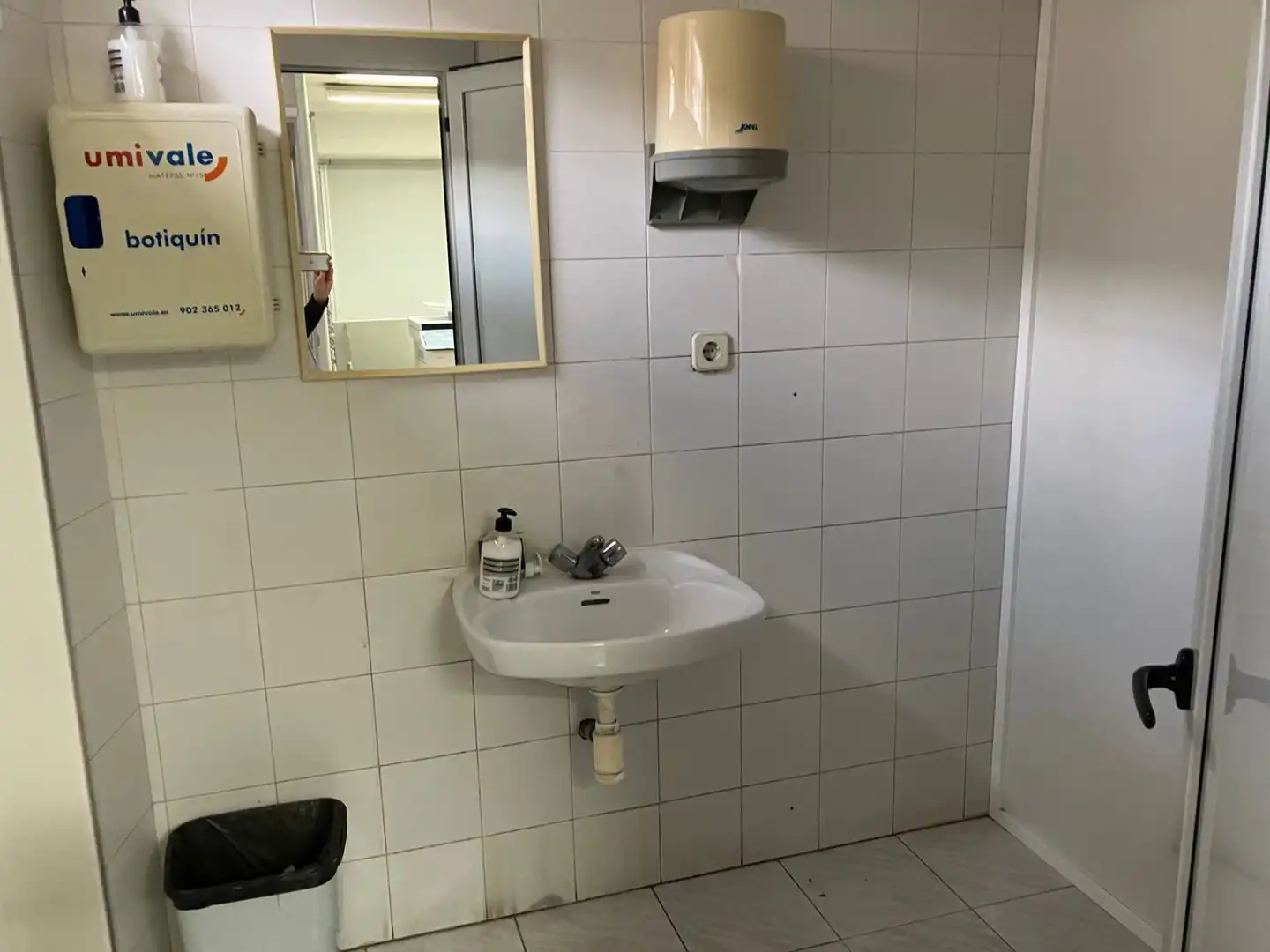 Baño de Nave industrial de alquiler en Teià