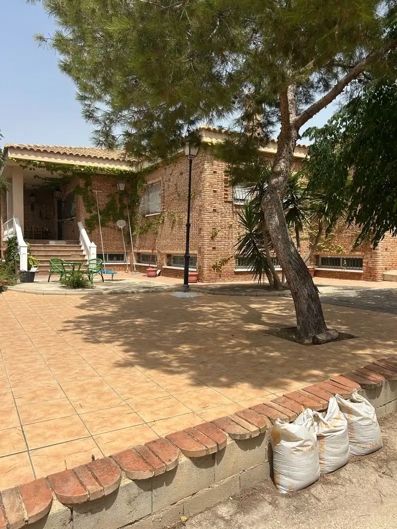 Vista exterior de Casa o xalet en venda en San Vicente del Raspeig / Sant Vicent del Raspeig amb Aire condicionat, Calefacció i Jardí privat