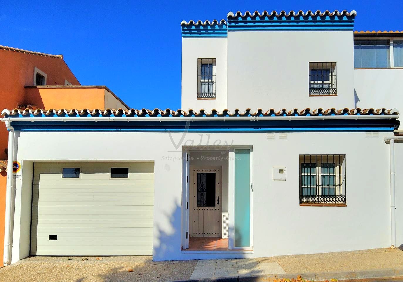 Vista exterior de Casa adosada de lloguer en Sotogrande amb Jardí privat, Terrassa i Traster