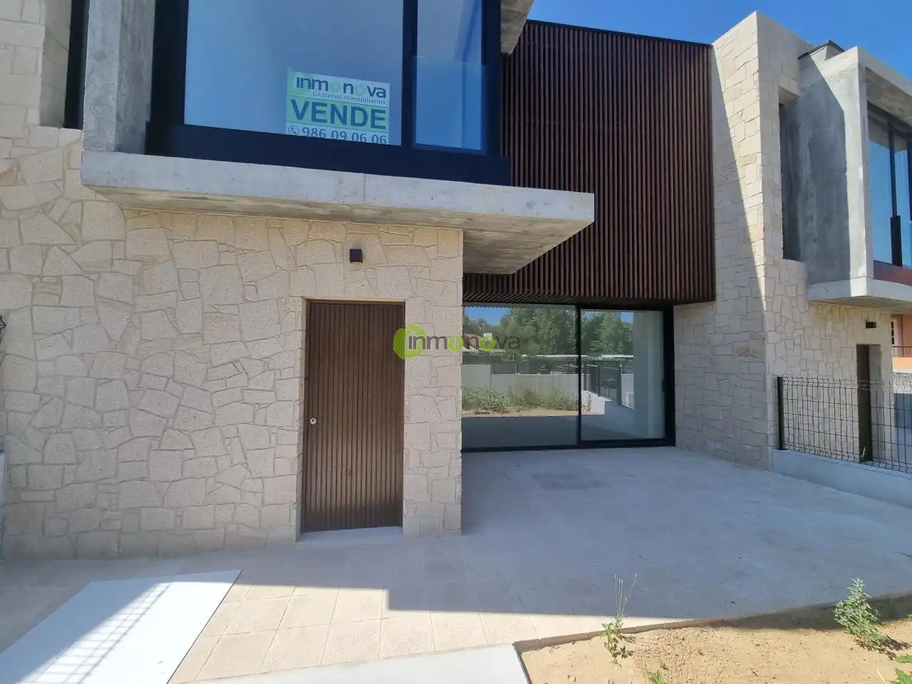 Vista exterior de Casa adosada en venta en Nigrán con Calefacción, Jardín privado y Terraza