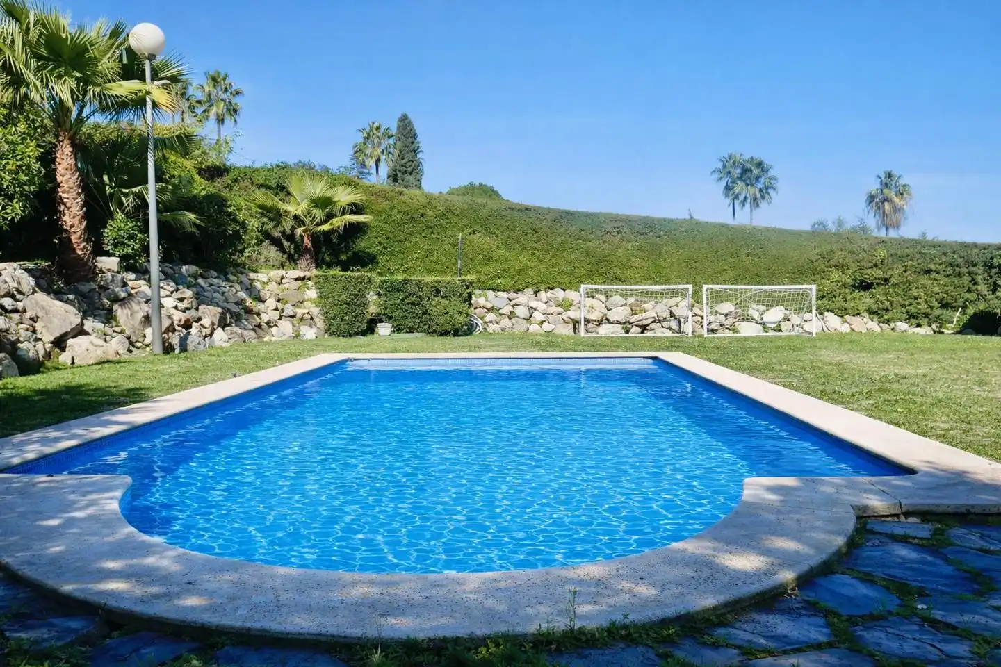 Piscina de Casa o xalet en venda en Tomares amb Aire condicionat, Jardí privat i Parquet
