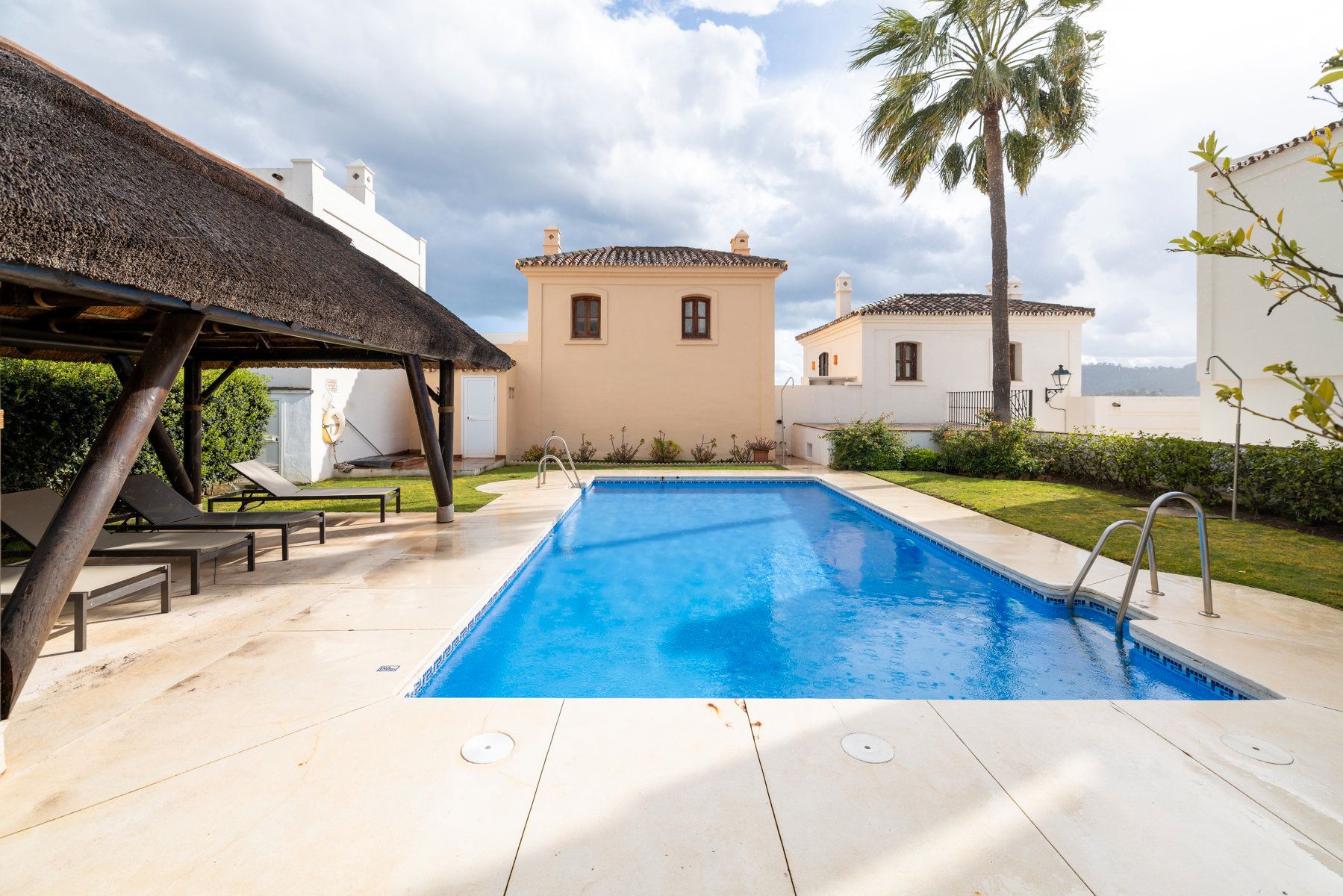 Piscina de Casa adosada en venda en Benahavís amb Aire condicionat, Terrassa i Piscina comunitària