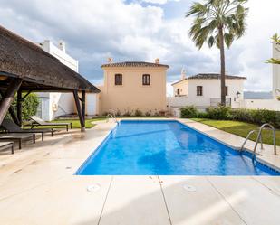 Piscina de Casa adosada en venda en Benahavís amb Aire condicionat, Terrassa i Piscina comunitària