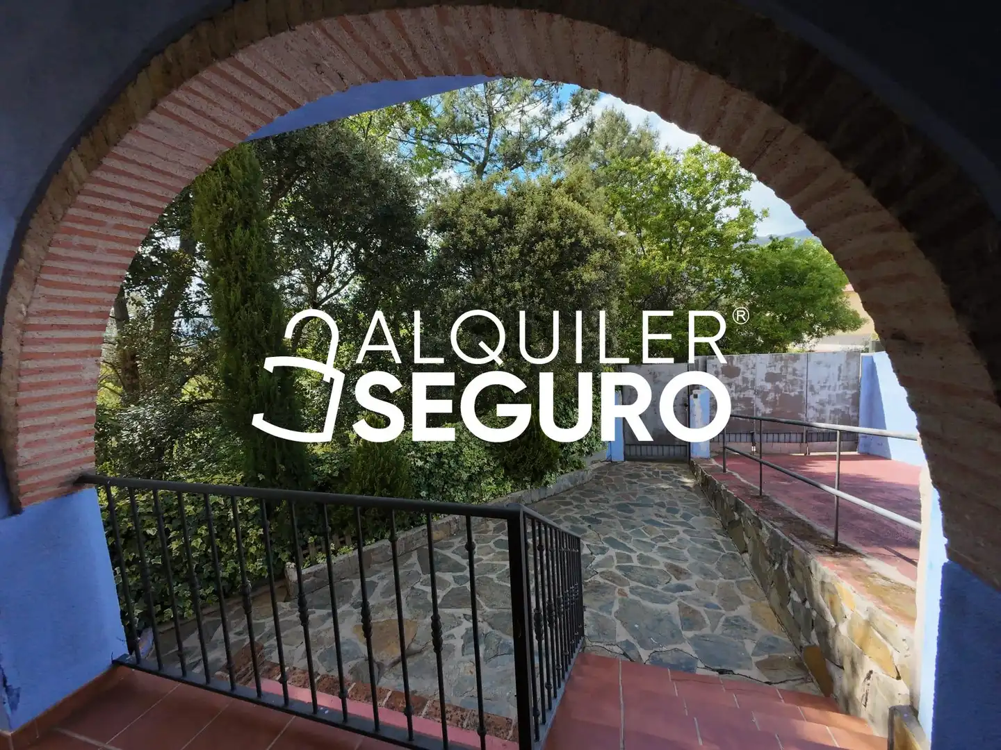 Vista exterior de Casa o xalet de lloguer en La Adrada  amb Calefacció, Terrassa i Piscina