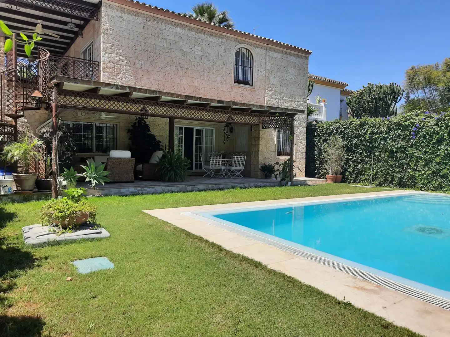 Piscina de Casa o xalet en venda en Marbella amb Aire condicionat, Calefacció i Jardí privat