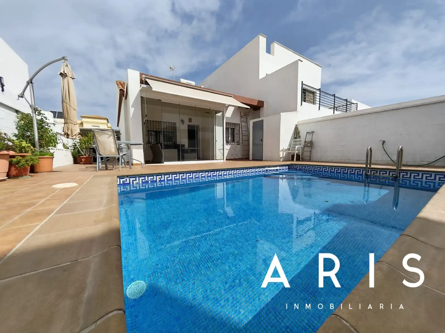 Vista exterior de Casa adosada en venta en Alhaurín de la Torre con Aire acondicionado y Piscina