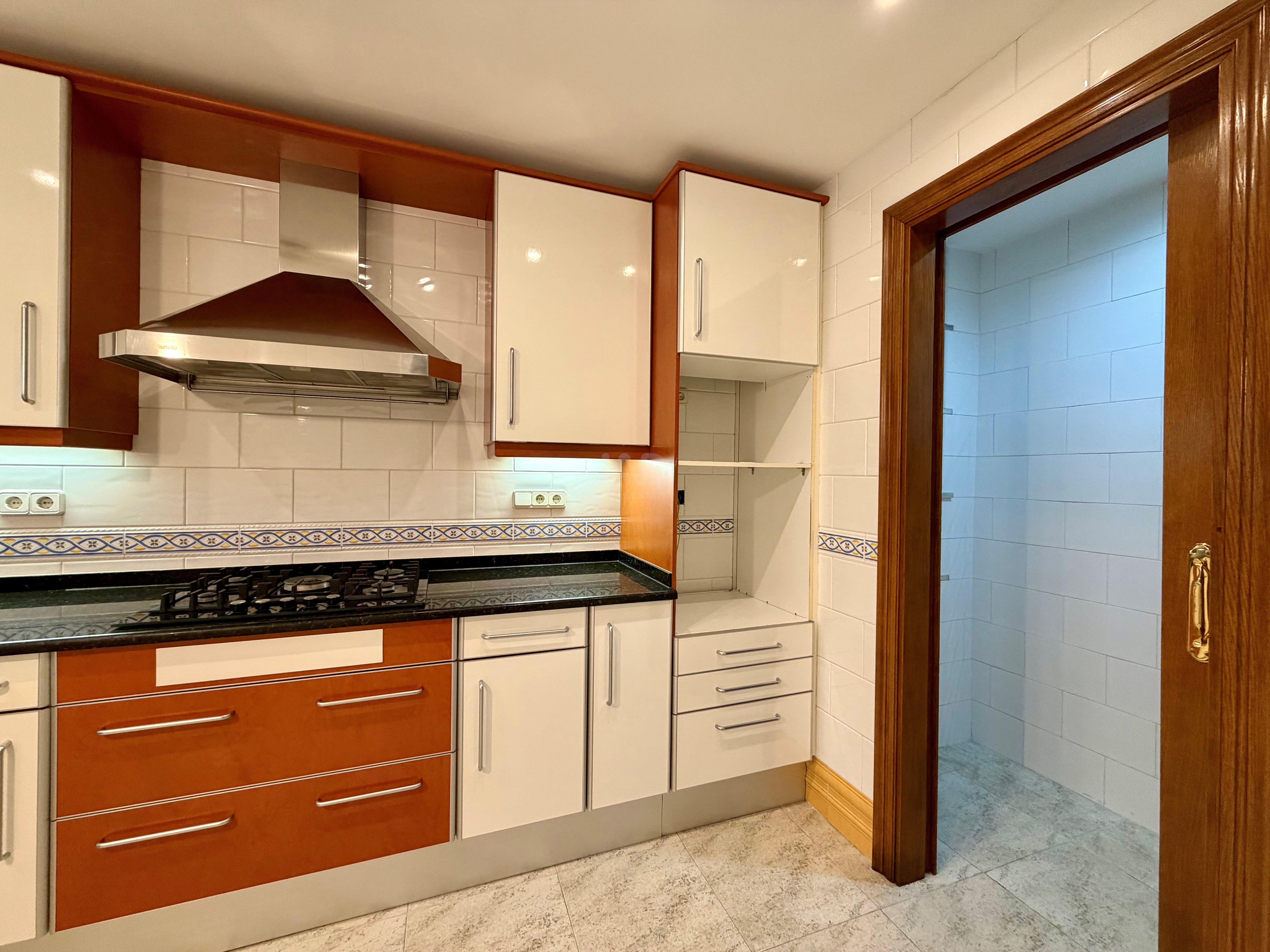 Cuina de Pis de lloguer en Sitges amb Aire condicionat i Calefacció