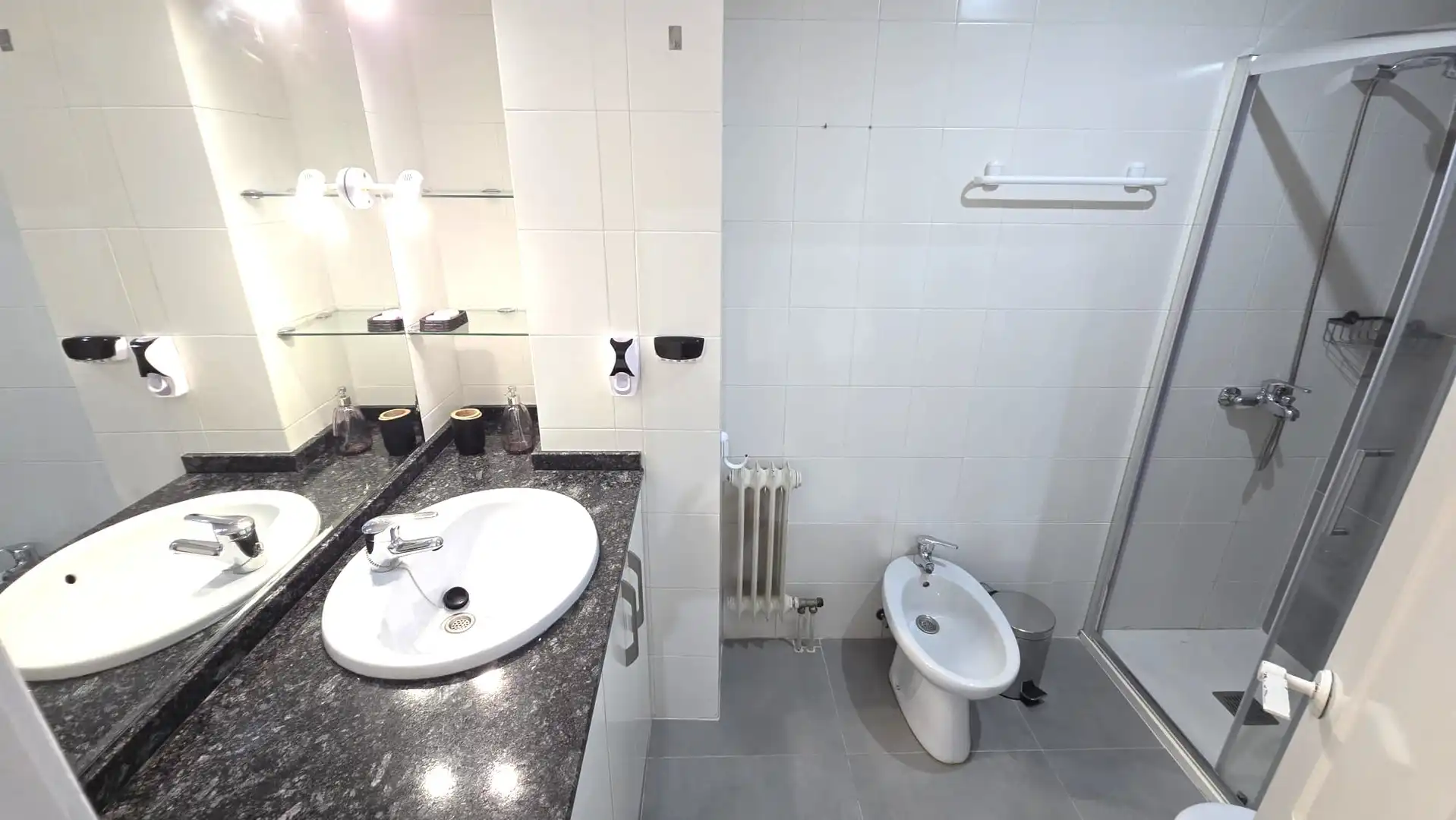 Bany de Apartament de lloguer en Cáceres amb Aire condicionat, Calefacció i Moblat