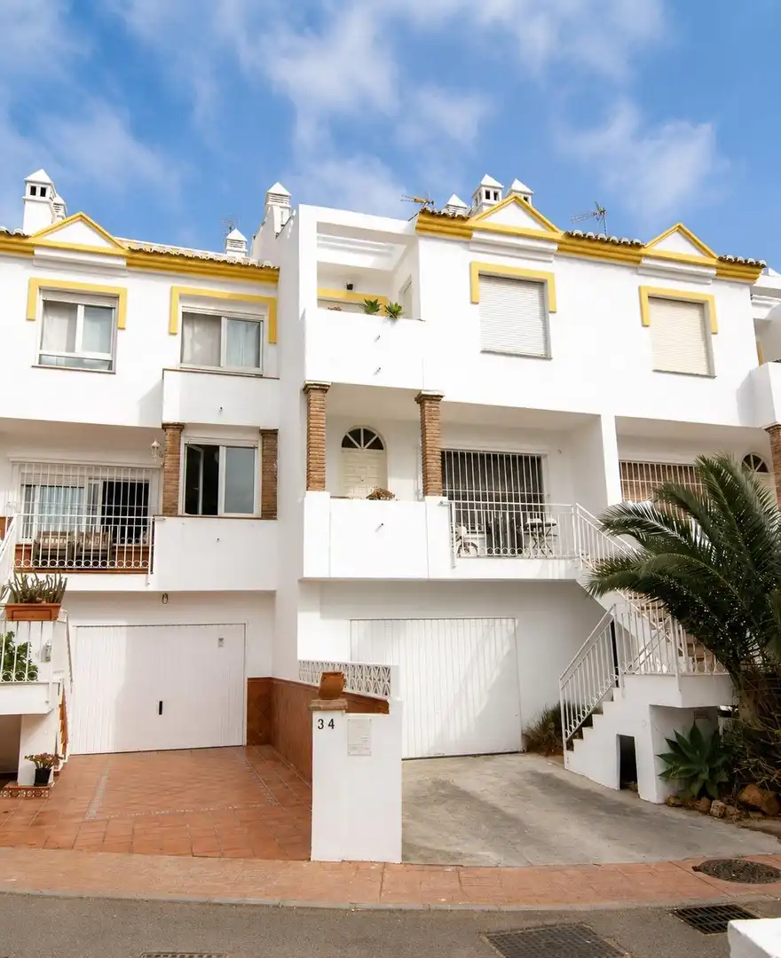 Vista exterior de Casa adosada en venda en Málaga amb Aire condicionat, Calefacció i Terrassa